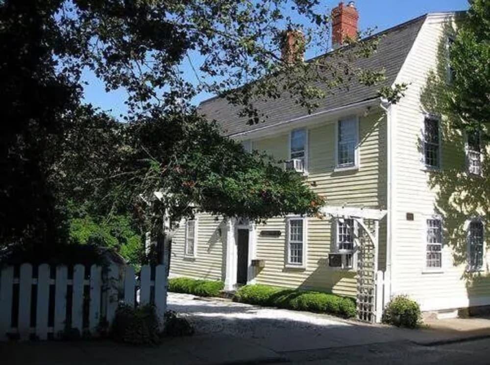 Admiral Farragut Inn Нюпорт Екстериор снимка